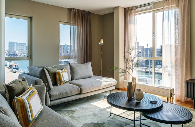 Harbor Breeze: Modern Stay