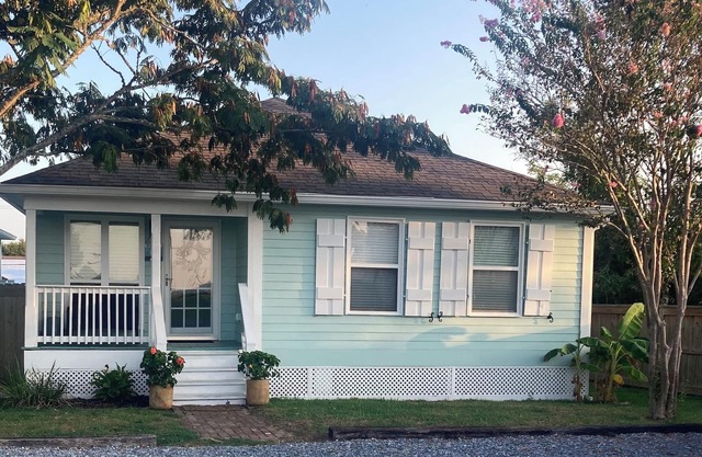 Harbor View Cottages-Overlooking Historic Harbor and Beach
