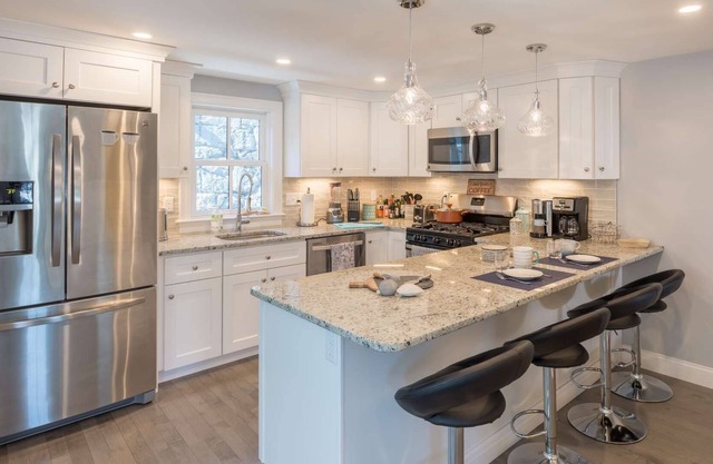 Harborsides Neighbor: Cozy Fireplace, Garage, Walk to shops, rail trail - 3 Smart TVs Fast WiFi