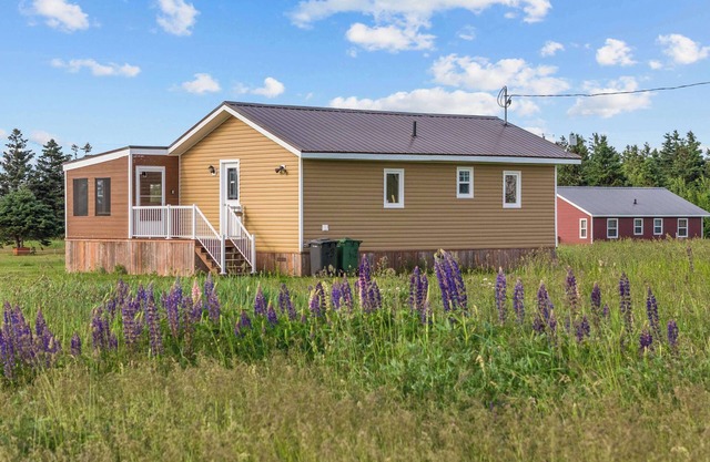 Harbour Hues - minutes from the beach!