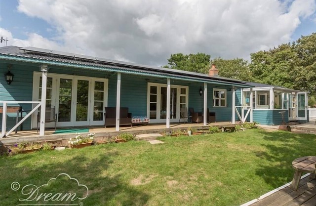 HARBOUR VIEW BUNGALOW, family friendly, with a garden in Weymouth