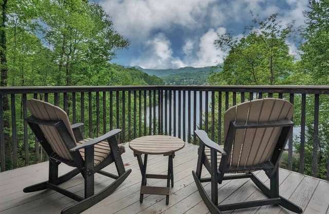 Harmony Hill Spacious Home with HotTub lake views| Pool Table