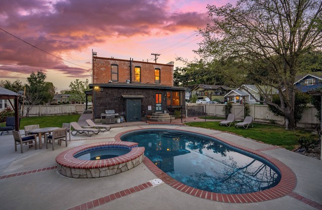 Harvest Wine Month Openings! Perfectly Paired Getaway with Pool & Hot Tub -Tolle