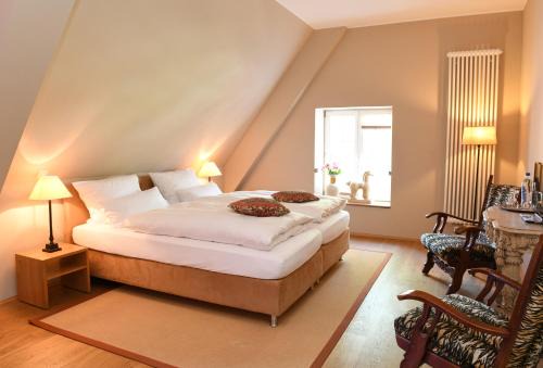 Haus Keppelborg: ZI Ferdinand mit Rosengartenblick