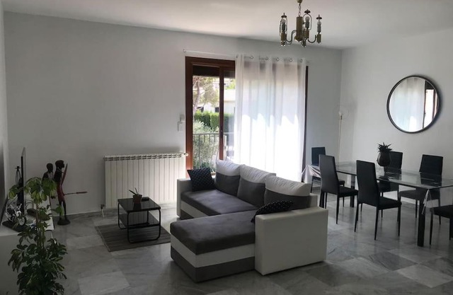 Haut de maison tout confort avec jardin et balcons