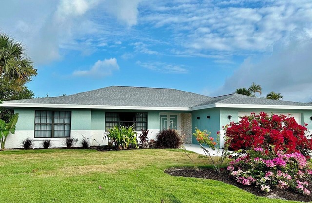 Have a Shelluva Time at this 3br/2.5ba near beach