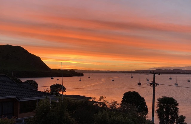 Haven in the Bay: self-contained 3 bedroom waterfront beach house