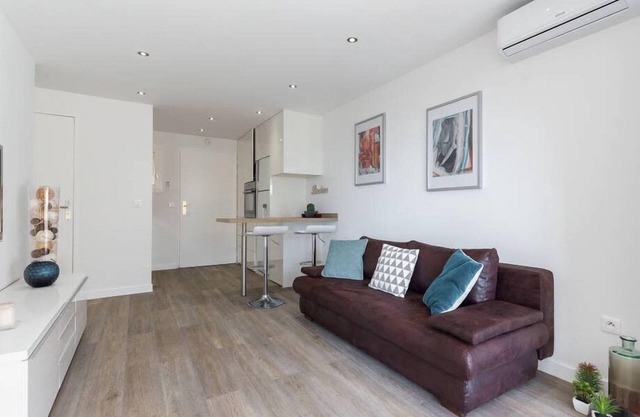 Haven of Peace: 1-Br Terrace with Sea View & Pool