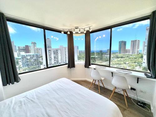 Hawaiian Monarch OCEAN & CANAL View - Newly Renovated - Waikiki Studio
