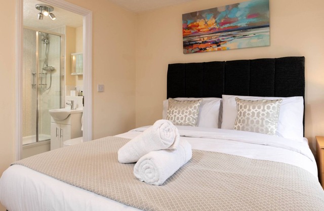 Hazeleigh - Stylish 4-Bed House near Airport, NEC, Resorts World Arena, Solihull