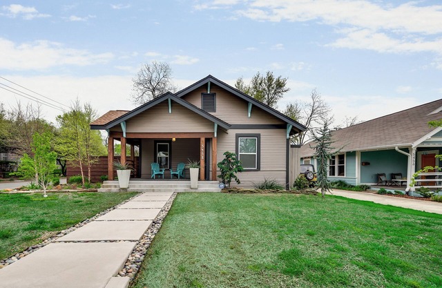 Heart of Dallas, 3 Bedroom, King Bed, Amazing Backyard