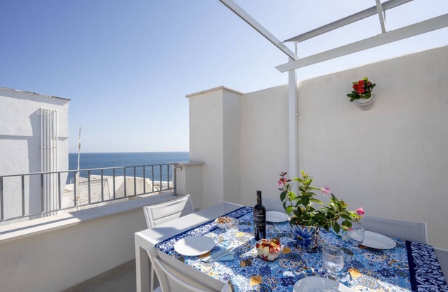 Heart of Monopoli: Seaview Terrace Apartment