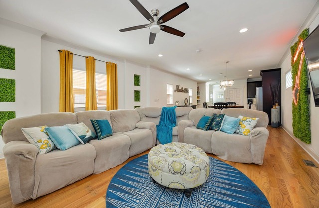 Heart of Nashville |Family-Friendly Home Sleeps 10