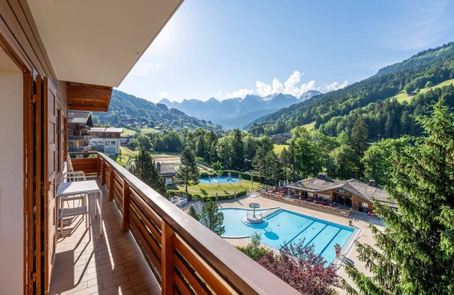 Heart of Village and Slopes 5 mins away + Parking