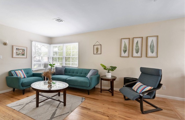 Heartwell Park Beauty, Long Beach retreat, 4 bd/2 b including additional suite