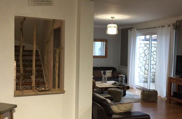 Heated pool, beach and shops on foot, relaxation is guaranteed