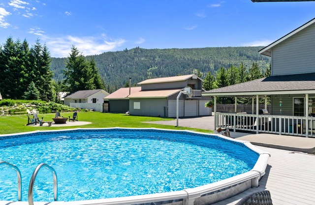 Heated pool,4 bedrooms,hot tub, Dogs ok, pond, 2mls to town