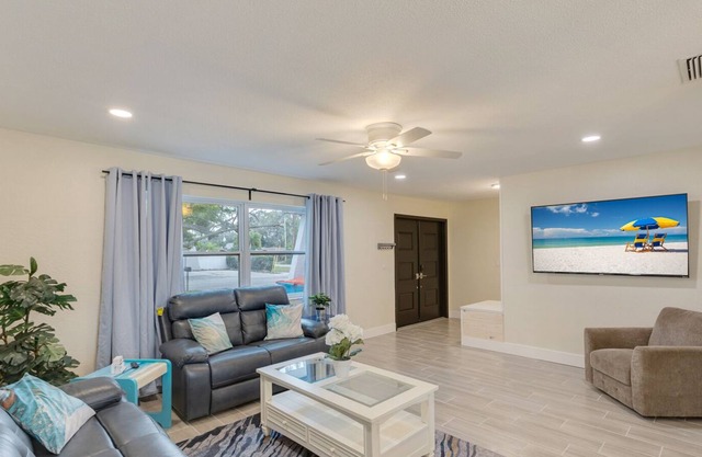 Heated Pool Casa with Hot Tub Sleeps 12 10 min To Beach