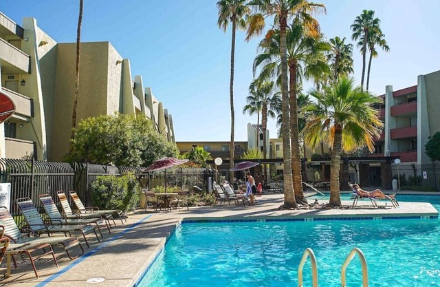 Heated Pool & Hot Tub-Walk to Old Town Condo!