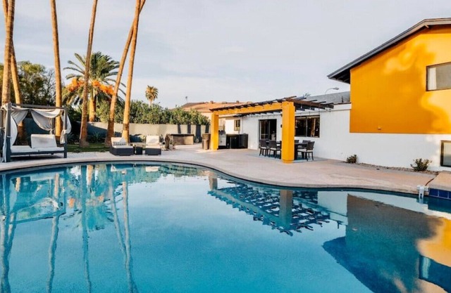 Heated Pool & Jacuzzi