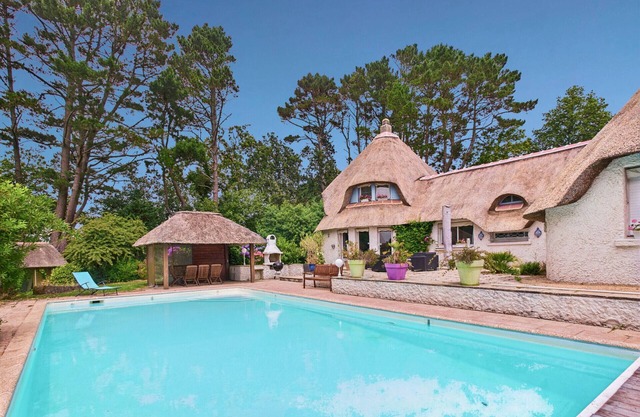 Heated pool, large garden, house for 8