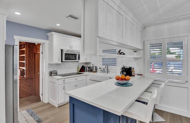 Heated Pool~Modern Villa~Outdoor TV, By the Beach