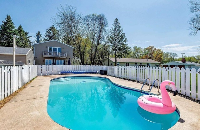 HEATED POOL OPEN~WATERFRONT~Look out Dock~4 KINGs