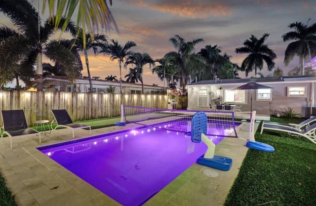 Heated Pool Retreat Minutes to Beach
