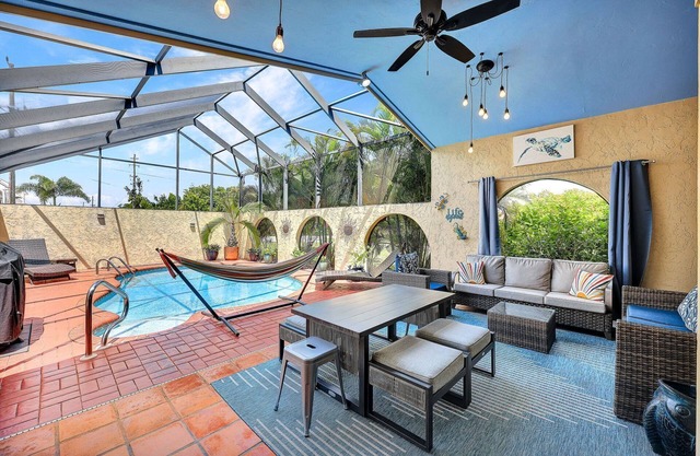 Heated Pool, Relaxing Lanai, Sleeps 10, Near Beaches!