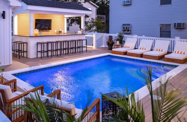 Heated Pool ~ Tiki Bar ~ Sleeps 20 ~ Steps 2 Beach