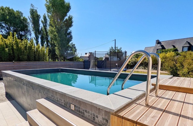 Heated pool villa for 8 people in Kerlouan