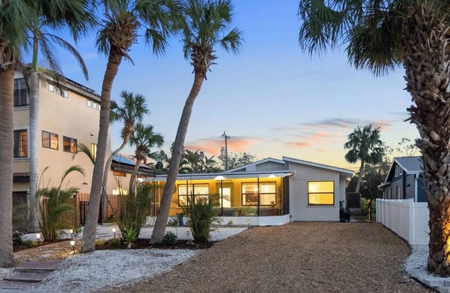Heated Saltwater Pool, Walk to Siesta Village