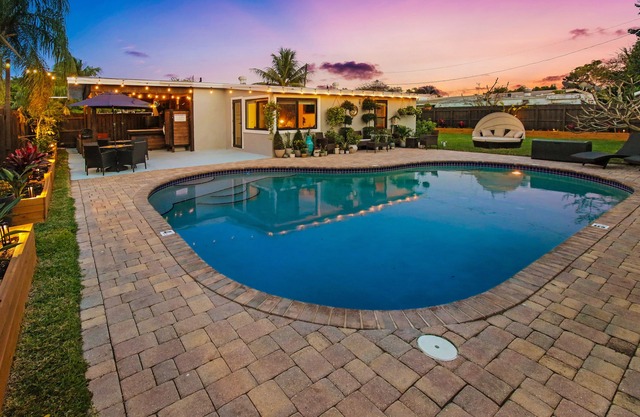 HEATED SALTWATER POOL,KING BED,PET/FRIENDLY PEACEFUL RETREAT