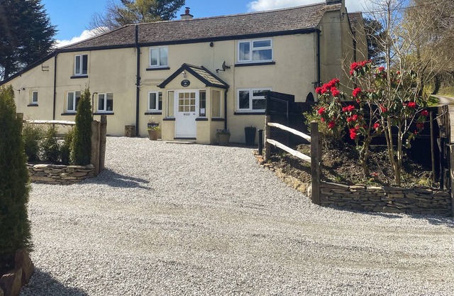 HEATH HILLS, pet friendly, character holiday cottage in Okehampton