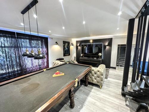 Heathrow Large House with Driveway, Hot tub and Garden