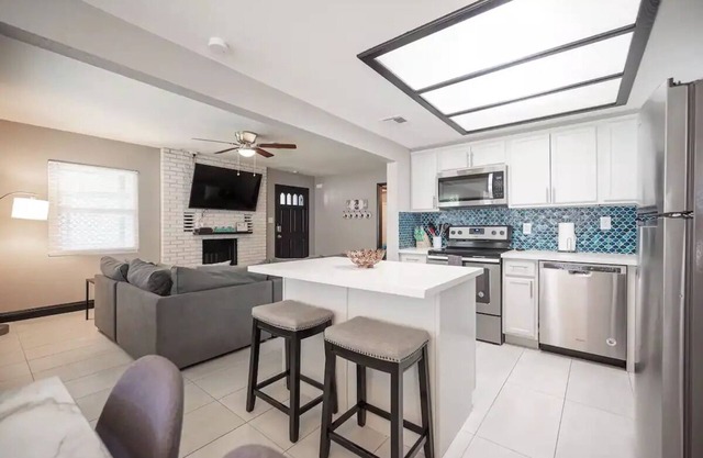 Heavenly 4 bedroom, walk to shopping & downtown!