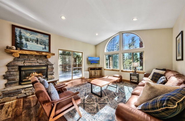 Heavenly Retreat- Hot Tub, Pool Table, Pets, Air Conditioning