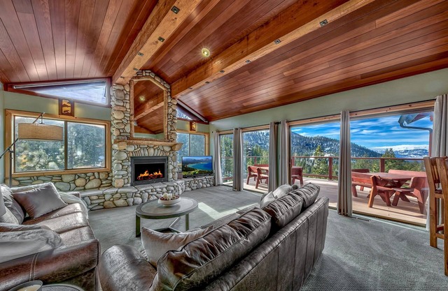 Heavenly Ski Lodge with lake views - only 1 minute to Boulder Lodge chairlift!