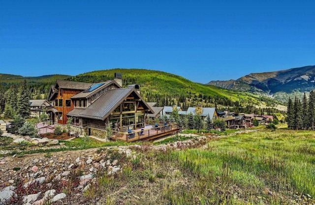 Heavens Gate ~ Ski in/out & Hot Tub ~ Sleeps 26