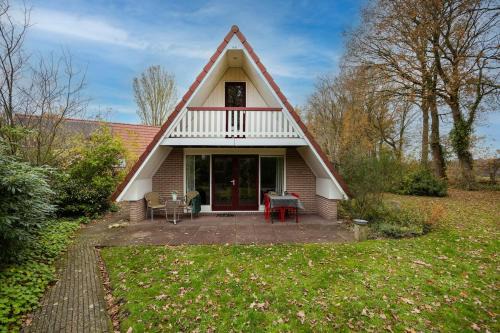 Heggenmus I Huisje met Haard in de Tuin