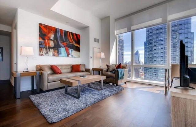 Hells Kitchen 2 BR Uptown/river views | Work Desk+High Speed Internet