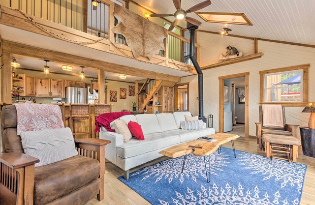 Hendersonville Cabin w/Hot Tub, Views & Fire Pit!