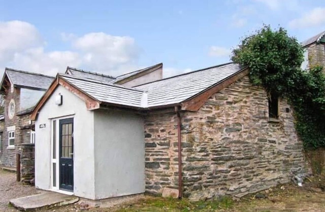HENDRE ALED COTTAGE 1, pet friendly, with a garden in Llansannan
