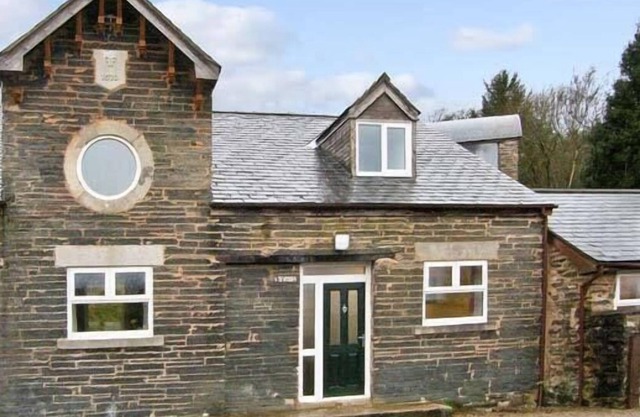 HENDRE ALED COTTAGE 2, pet friendly, with a garden in Llansannan