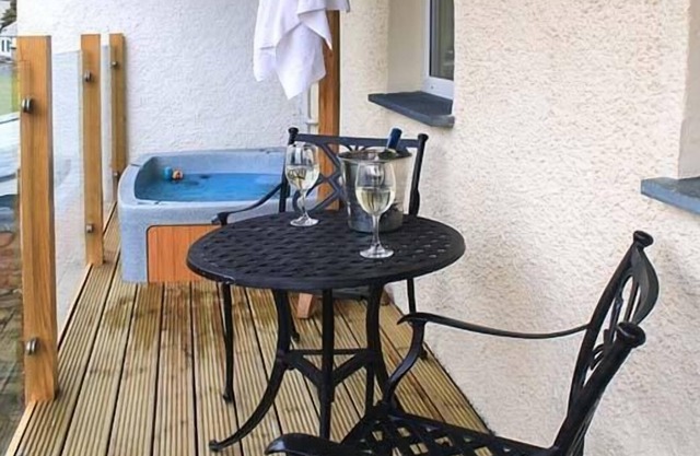 HERDWICK, pet friendly, with hot tub in Torver