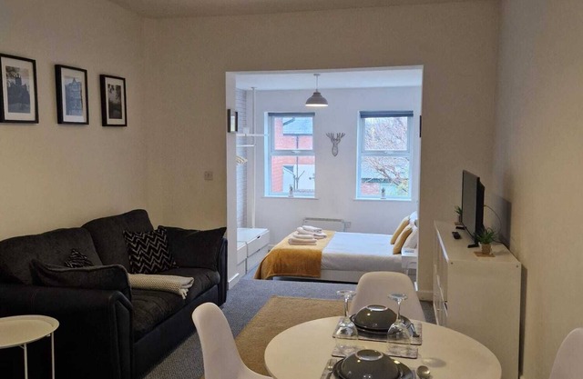 HEREFORD CITY – Victory Apartment: Modern Studio in Vibrant Area