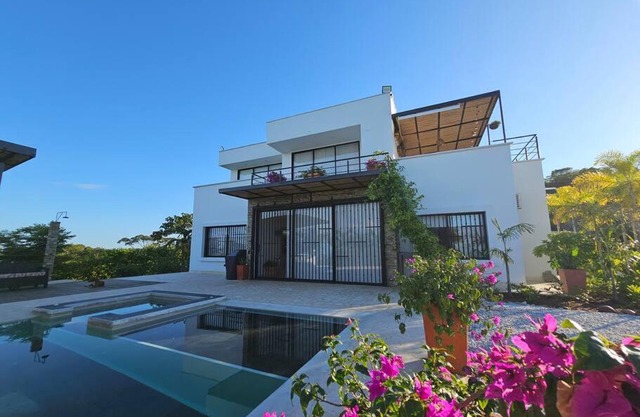 Hermosa casa familiar, piscina y jacuzzi