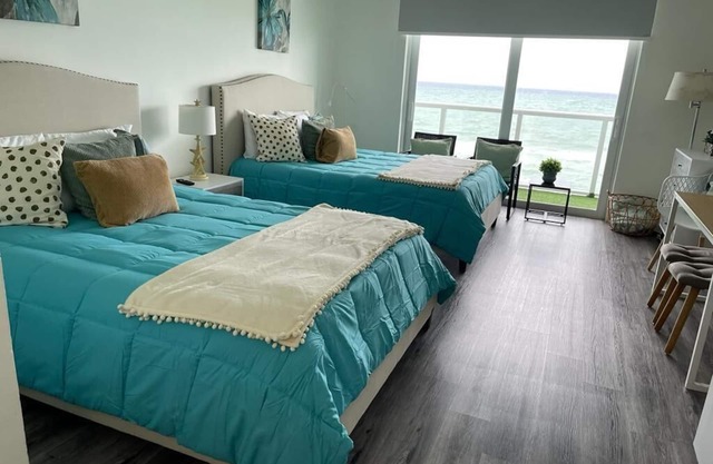 HERMOSO estudio frente al mar con balcon