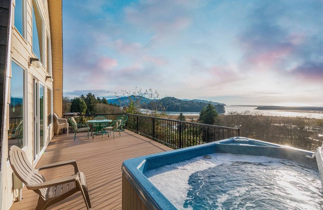 Heron's Perch - Amazing views, hot tub from classic beach house just outside of Pacific City