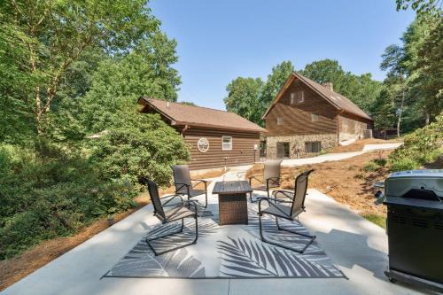 Hickory Hideaway Forest-View Haven with Fire Pit!